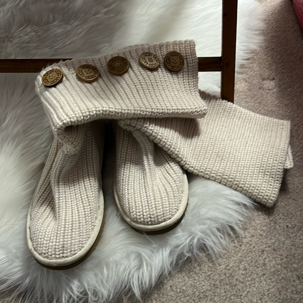 White knitted uggs